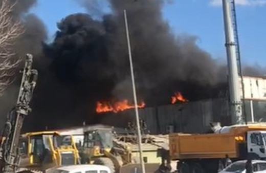 Halı mağazasında büyük yangın! Dumanlar gökyüzünü kapladı