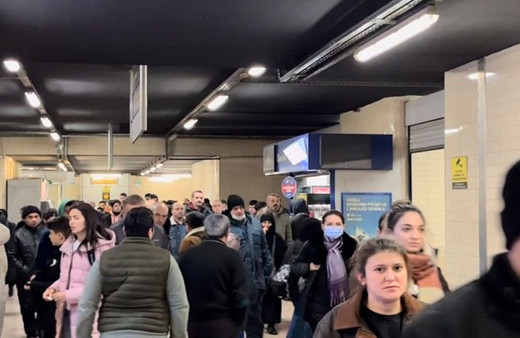 Şiddetli lodos 3 katlı binanın çatısını uçurdu! Metro seferleri iptal oldu