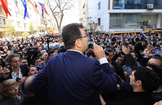 Lokanta açılışı mitinge döndü! Ekrem İmamoğlu sandalye üzerinden seslendi: Gidecekler, az kaldı!