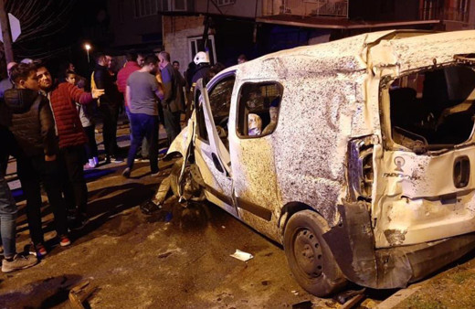 Aydın'da ticari araç işyerine daldı, ortalık savaş alanına döndü