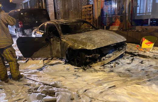 Park halindeki lüks otomobil alev topuna döndü