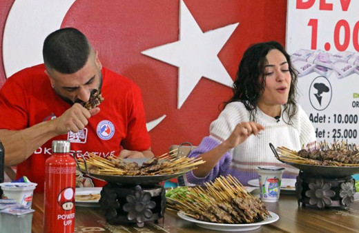 18 dakikada 550 çöp şiş yedi rakibi 'Bu kadar çöp şişi yemek için aslan olmak gerekiyor' dedi