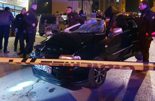 Ehliyetsiz gençlerin gezisi feci bitti arka koltukta oturanın uzuvları koptu yanında ölen arkadaşıyla 1 km gitti