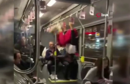 Metrobüste yolcular aşkına döndü direklere tutunarak...
