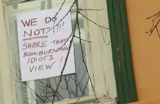 İsveç Konsolosluğu camında dikkat çeken yazı