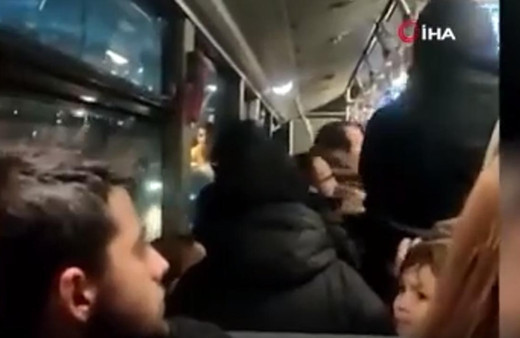 Metrobüs bir anda karıştı! Bir kişi 2 kişiye birden saldırdı kavganın nedeni pes dedirtti