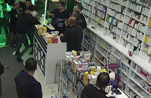 'Sıra beklemem' dedi tezgahta bulunan ilaçları dağıttı