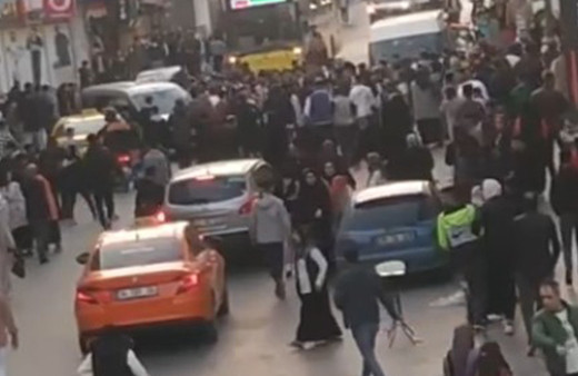 Düğünde omuz atma kavgası! Kız ve erkek tarafı birbirine girdi, ortalık savaş alanına döndü! Yaralılar var