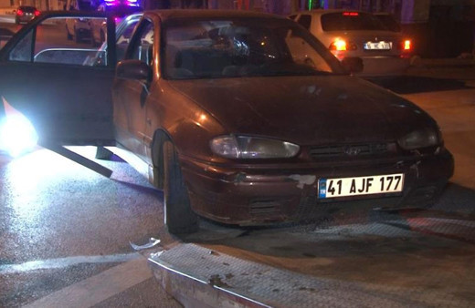 Marketin önünden aracı çekmesini istedi araçtaki 6 kişi satıra saldırdı