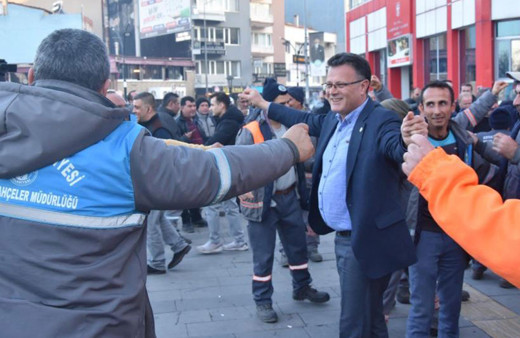 Alaşehirli  işçilerin maaş ve ikramiye bayramı! Müjdeleri oynayarak kutladılar