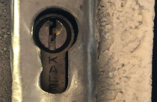 Kars eksi 15’i gördü, kapı kilitleri dondu