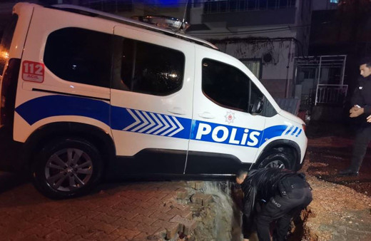 İznik sağanak yağmura teslim oldu polis aracı çöken yolun içine düştü