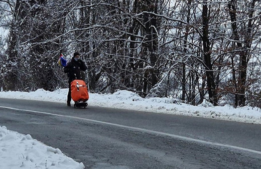 Mekke'ye yürüyerek gidiyor! Türkiye'den de geçecek bakın ne kadar sürecek