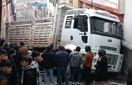 Feci kazanın görüntüleri ortaya çıktı! Gaziantep'te kum yüklü kamyon eve böyle girdi