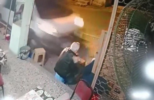 Ölüm teğet geçti! Minibüsün altında kalmaktan kıl payı kurtuldular o anlar kamerada