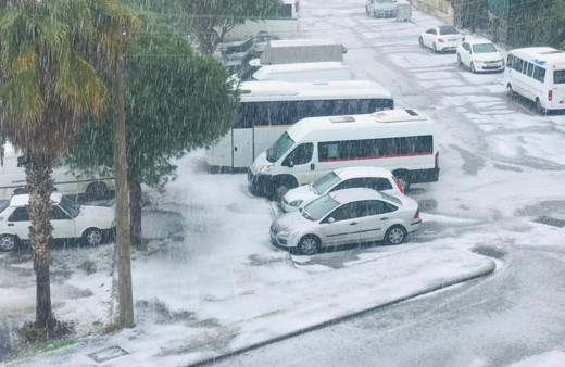 Görenler ilk başta kar zannetti, ilçeye dolu yağdı her yer beyaza büründü