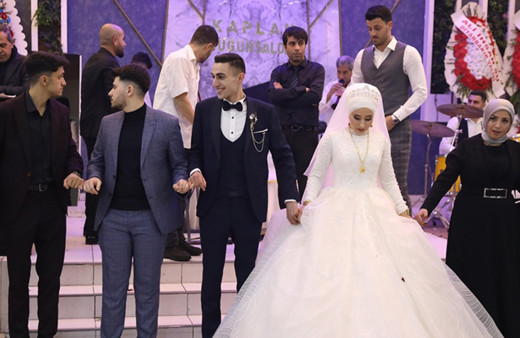 Diyarbakır annesinin mutlu günü! Terörün pençesinden kurtardığı oğluna düğün yaptı