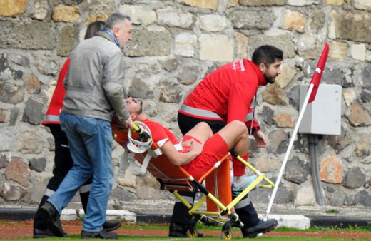 Korkutan sakatlık! Kaleci ile çarpışan futbolcunun 3 kaburgası kırıldı