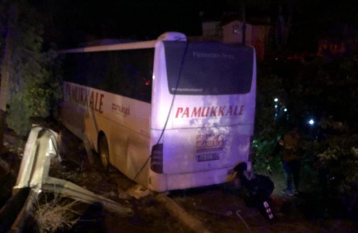 Manisa'da yolcu otobüsü ile kamyonet çarpıştı: 7 yaralı