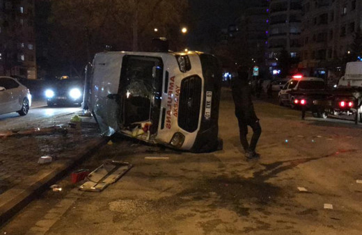 Konya'da ambulans ile otomobil çarpıştı: 3'ü sağlık görevlisi 4 yaralı