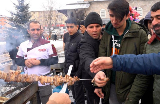 Türkiye’nin en uzun cağ kebabı Erzurum’da yapıldı