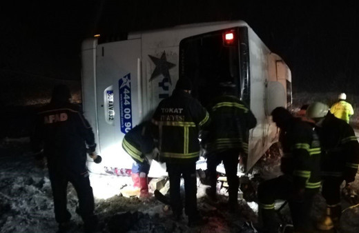 Yolcu otobüsü devrildi, muavin öldü 13 kişi yaralandı