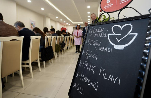 İBB Halk Lokantası'nın 7'ncisini açtı Ekrem İmamoğlu elleriyle servis yaptı