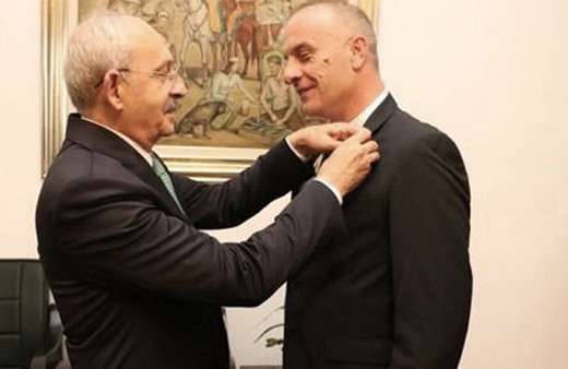 MHP’den istifa etmişti rozetini CHP Lideri Kılıçdaroğlu taktı