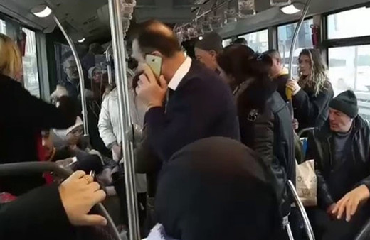 Metrobüste iki kadın birbirine girdi! O anlar kamerada