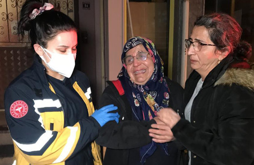 Evi kullanılamaz hale geldi, gözyaşları içinde yanan evini izledi