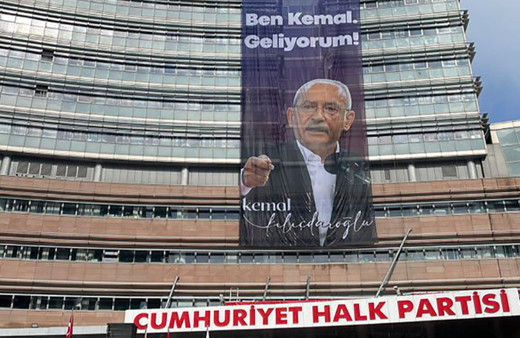CHP Genel Merkezi'ndeki afiş değişti! 'Ben Kemal, geliyorum' afiş oldu