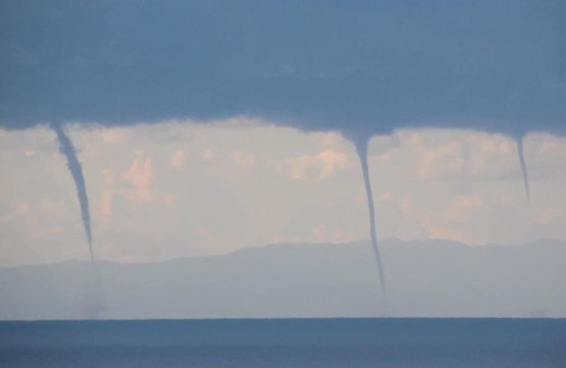 İzmir'de aynı anda 8 hortum oluştu! Panik yaratan görüntüler kamerada