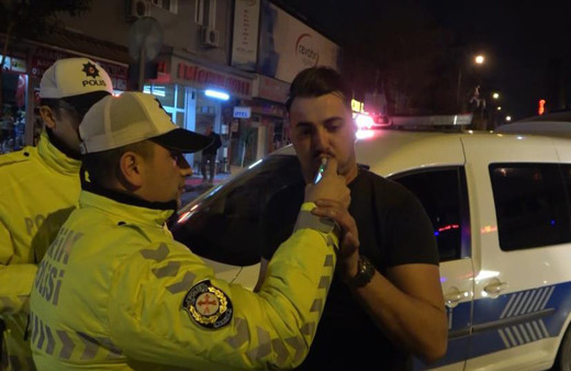 Dur ihtarına uymadı, ters şeride girdi, kaçarken drift attı! Alkollü sürücüye ceza yağdı