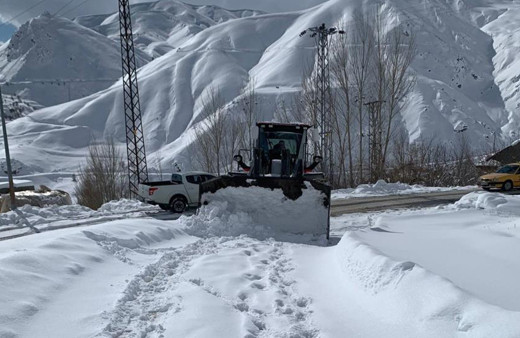 Hakkari'de ulaşıma kar engeli! 61 köy ve mezra yolu kapandı