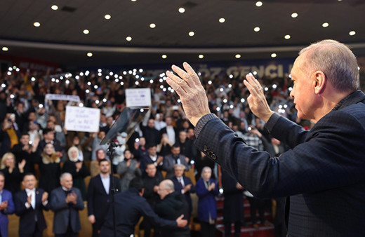 Erdoğan'dan Aydın'da altılı masaya olay benzetme! Dikkat çeken pankartları tek tek okudu...