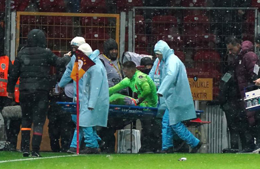 Galatasaray'da sakatlık şoku! Muslera sahayı sedye ile terk etti