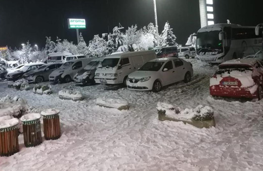 Antalya-Konya kara yolu ulaşıma kapandı! Yüzlerce araç yolun açılmasını bekliyor