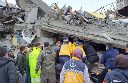 7.4 şiddetinde deprem Hatay'da 2 devlet hastanesi ile polisevini de yıktı