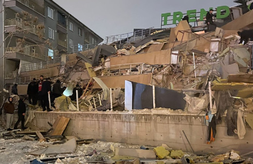 7.4’lük depremde Malatya’da rezidans yıkıldı! Enkaz altında kalanlar doktor