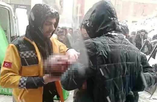 Malatya'dan kahreden görüntüler! 3 yaşındaki çocuk depremde can verdi