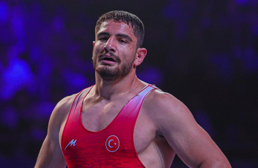 Güreşçi Taha Akgül sayı verip, yardım talep etti! Sporcular göçük altında