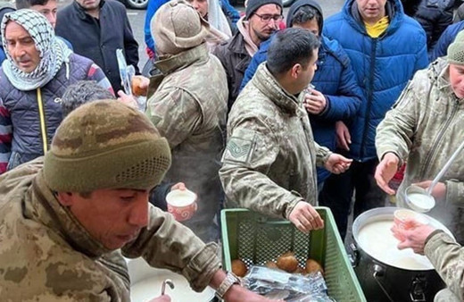 Mehmetçik'ten depremzedelere sıcak yemek dağıtımı