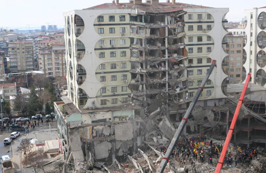 Diyarbakır'da iş merkezinin çökme anı kamerada! Depremde 2 kişi öldü, 106 kişi yaralandı