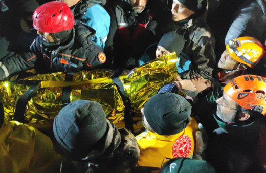 19 saat sonra mucize kurtuluş! Enkaz altından çıkarıldı: Genç kız herkese el salladı!