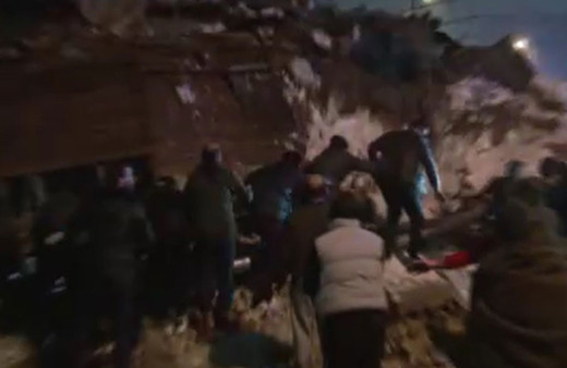 Gaziantep'te yıkılan bina bir kez daha çöktü! Kurtarma çalışmasında faciadan dönüldü o anlar kamerada