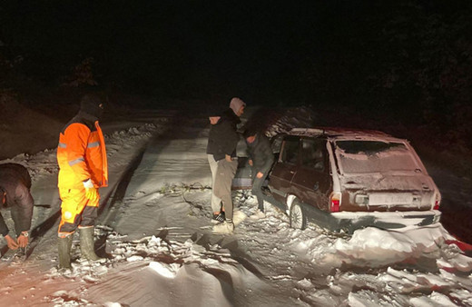Manisa'da ekipler karda mahsur kalan 5 kişiyi kurtardı