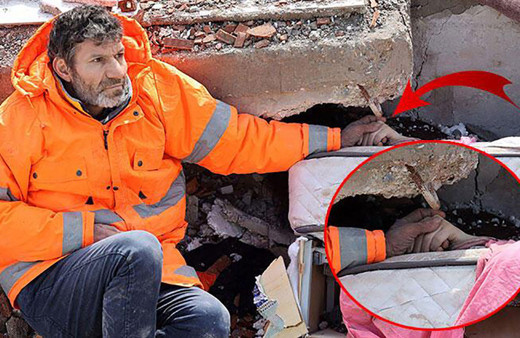 Enkaz altında ölen kızının elini bir an olsun bırakmıyor! Bir babanın en çaresiz anları...