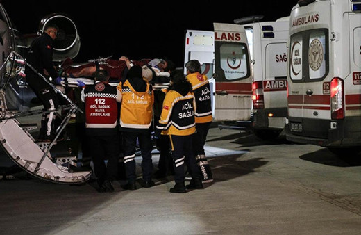 Deprem felaketinde enkaz altındaki 4 kişi ambulans uçakla Ankara'ya getirildi!