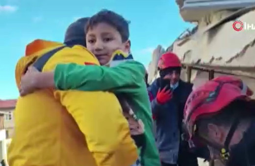 Depremde göçük altında kalmıştı! 7 yaşındaki Umut enkazdan böyle kurtarıldı