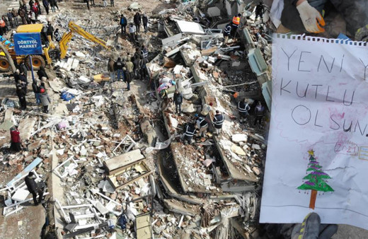 Kahramanmaraş'ta yürek burkan resim! Enkazdan çıkarıldı: "Yeni yıl kutlu olsun, depremsiz bir yıl diliyorum"